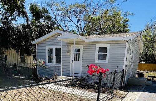 Bonita Springs Cottage | Historical Cottage Snowbird-Friendly/ Walk to Riverside Park & Downtown Coffee.