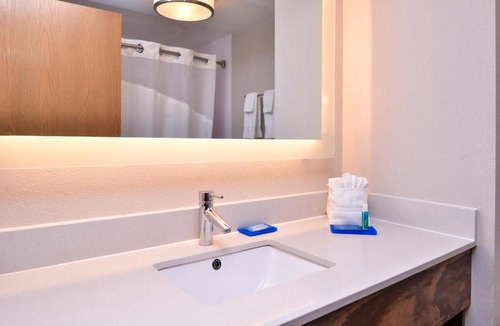 Bearss Plaza Hotel | Holiday Inn Express Hotel & Suites Tampa-Anderson Road-Veterans Exp by IHG