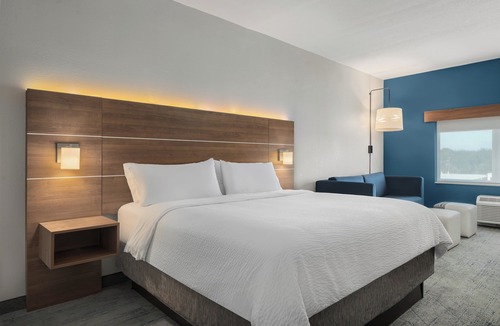 Melbourne Hotel | Holiday Inn Express & Suites West Melbourne by IHG