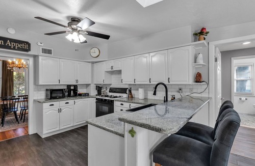 Lakeland House | Hollingsworth Bungalow-Backyard Oasis/Steps to Lake