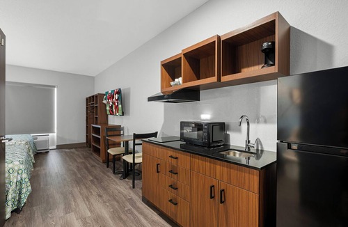 Bradenton Hotel | HomeTowne Studios by Red Roof Bradenton