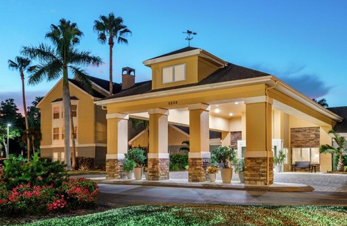 Villas Hotel | Homewood Suites by Hilton Fort Myers