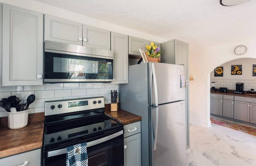 Bristol House | Honeybee Hot Tub, Fire Pit and Walk to Casino