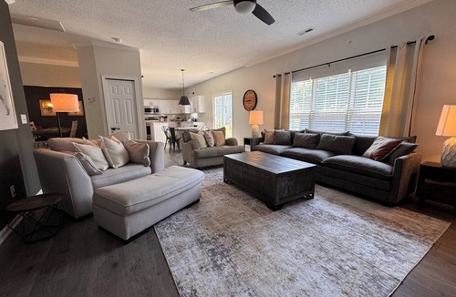 Simpsonville House | HOT TUB, Community Pool, AC, 5-Bedroom Oasis in Simpsonville