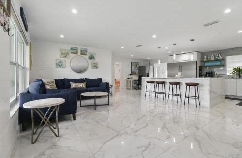 Clearwater House | Hot Tub - Pet Friendly - Mins to Beach - Sleeps 11 - Family