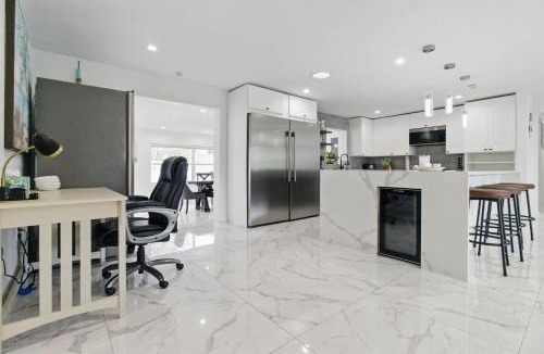 Clearwater House | Hot Tub - Pet Friendly - Mins to Beach - Sleeps 11 - Family