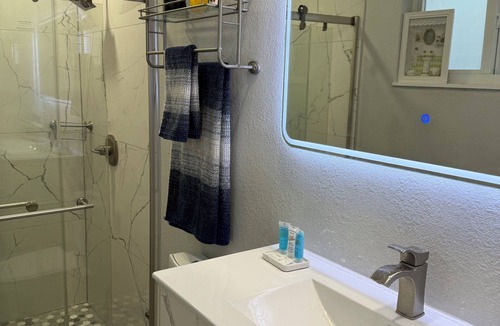 Sunrise House | House Apartment Suite