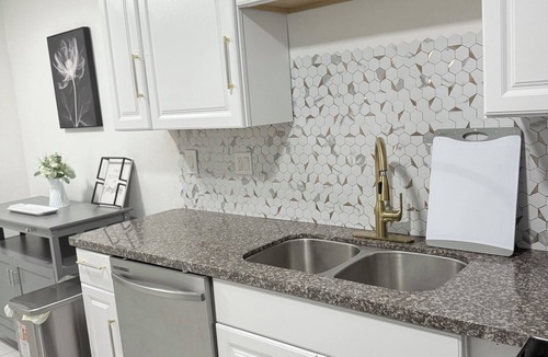 Sunrise House | House Apartment Suite