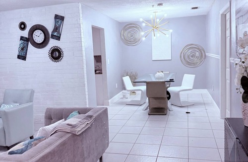 Sunrise House | House Apartment Suite