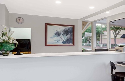 Vero Beach Hotel | Howard Johnson by Wyndham Vero Beach / Downtown