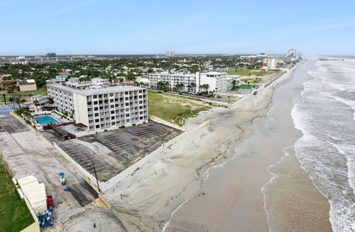 Daytona Beach Hotel | Howard Johnson by Wyndham Oceanfront Daytona Beach