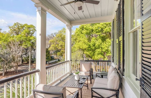 The Old Commons House | Huge King Suite w. Porches, near Downtown!