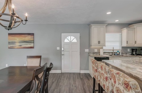 Melbourne House | HUGE POOL 5 Bed/3 Bath Updated Home Sleeps 15