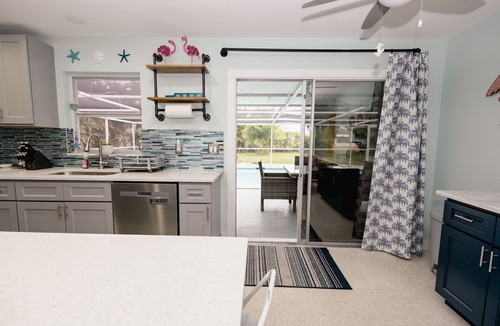 Yacht Club House | Huge Pool, Close to Beach - Bikes, Beach Gear, Everything You Need!