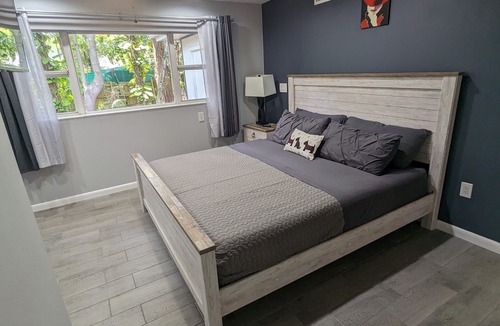 Avila House | ! HUGE POOL/LANAI HOUSE-CORN HOLE-NEAR LAKE/RESTAURANTS/SHOPS/PARK/MUSEUM!