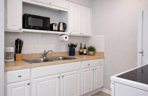 Hyde Park Apartment | Hyde Park, King Bed w/Office by Bayshore, TGH, UT