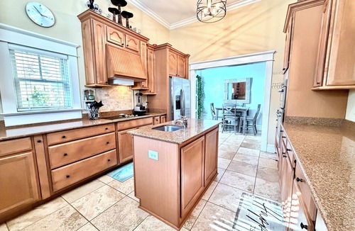 Hyde Park House | Hyde Park spacious 3-bedroom townhome with gym & sauna