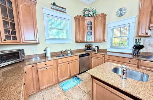 Hyde Park House | Hyde Park spacious 3-bedroom townhome with gym & sauna