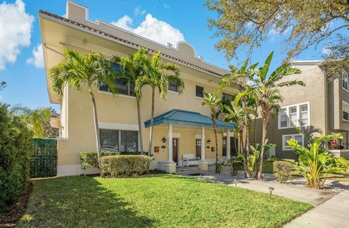 Hyde Park House | Hyde Park spacious 3-bedroom townhome with gym & sauna