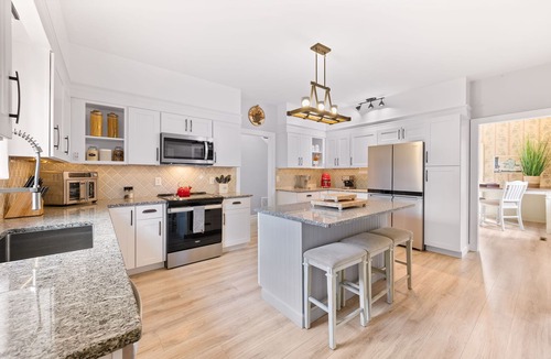 Waycross House | In town, billiard table, 6 hole golf, barbecue, pong, wet bar, free max/prime tv