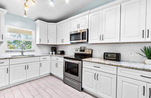 Indialantic House | Indialantic Oasis | 2BR, Outdoor Screened-in Patio & BBQ Grill! 🌴🌊