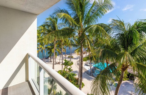 Islamorada Hotel | Indulge in Home Like Comfort! 4 Pleasant Units, Free Parking, Onsite Pool
