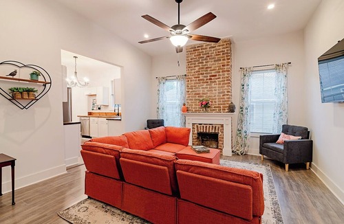 Metropolitan House | Iris House 5BR Girly Bachelorette Getaway in Savannah, GA