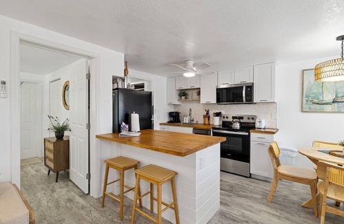 Englewood Condo | Island Condo Sun & Fun, Deeded Beach (Suite 1)