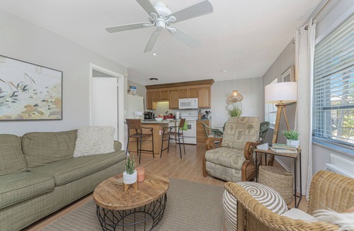 Englewood Condo | Island Condo Sun & Fun, Deeded Beach (Suite 2)
