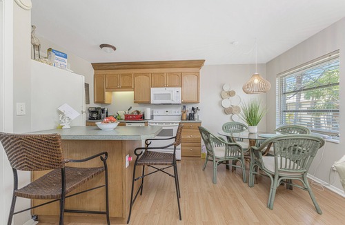 Englewood Condo | Island Condo Sun & Fun, Deeded Beach (Suite 2)