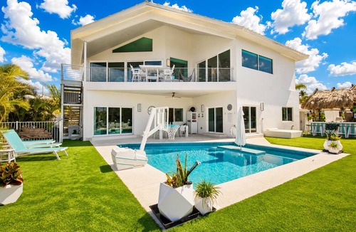 Holmes Beach Villa | Island Life Villa | 5 Bed, Waterfront, Private Pool with Boat Dock