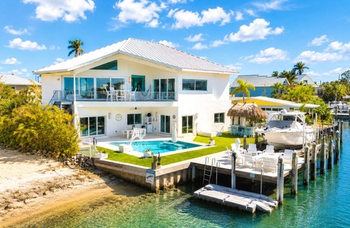 Holmes Beach Villa | Island Life Villa | 5 Bed, Waterfront, Private Pool with Boat Dock
