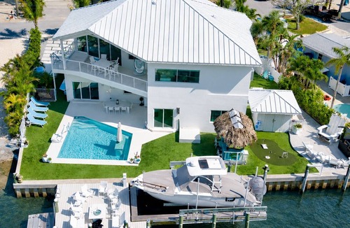 Holmes Beach Villa | Island Life Villa | 5 Bed, Waterfront, Private Pool with Boat Dock