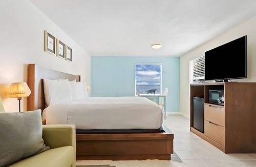 Little Torch Key Hotel | Island Retreat w/Private Patio & Marina Views | Breakfast Included