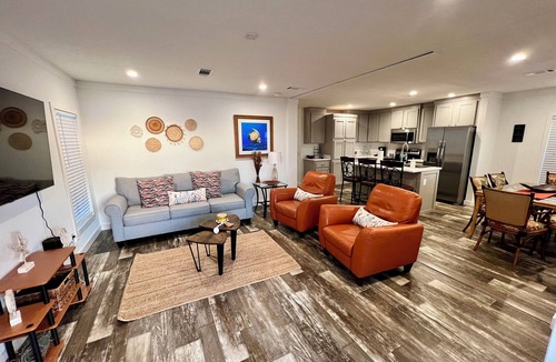 Saint James City House | Island Sunset Retreat with Jacuzzi