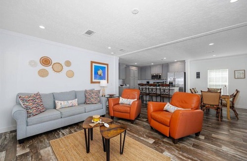Saint James City House | Island Sunset Retreat with Jacuzzi