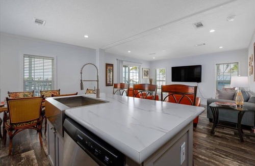 Saint James City House | Island Sunset Retreat with Jacuzzi