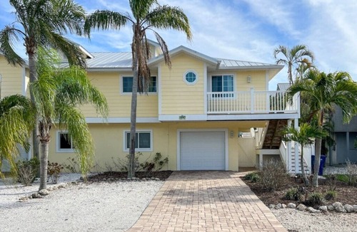 Holmes Beach House | Island Vibe 1: Close to Beach with Private Heated Pool