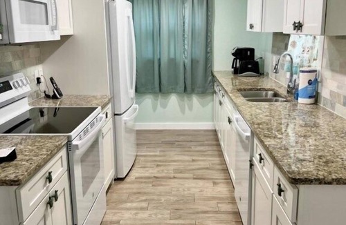 Holmes Beach House | Island Vibe 6: Close to Beach with Private Heated Pool