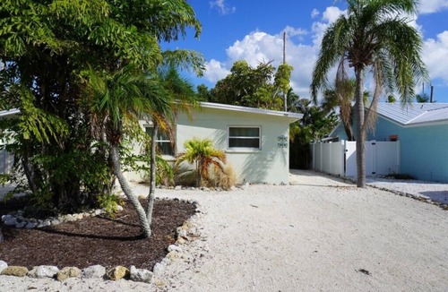 Holmes Beach House | Island Vibe 6: Close to Beach with Private Heated Pool