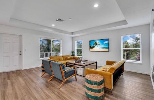 Whitney Beach House | Jacuzzi Stay in Florida, Awesome place Sleeps 8
