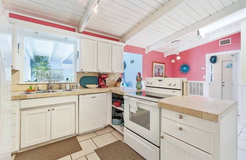 Jensen Beach House | Jensen Beach Cottage w/HEATED pool