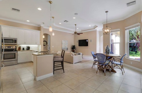 Jupiter House | Jupiter Home 8 Mins to Beach Pool Hot tub