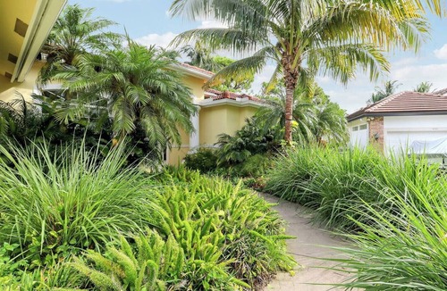 Jupiter House | Jupiter Home 8 Mins to Beach Pool Hot tub