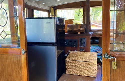 Inlet District Boat Rental | Jupiter Vintage Boat Stay — Walk to Beach, Dine by the Water
