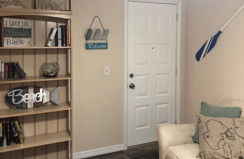 Florida Ridge House | Just Renovated Cozy Private Guest House 1/1 - Pets Welcome!