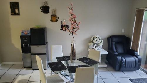 Tamiami Bed & Breakfast | KC Rich Services Room Suites
