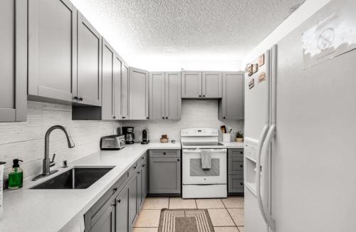 Key Biscayne Apartment | Key Colony 3BR Tropical Retreat-Beach Access Resort Amenities