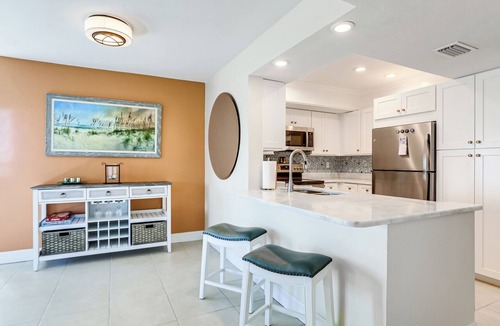 Englewood Condo | Key Retreat: Bay Views & Private Beach Access