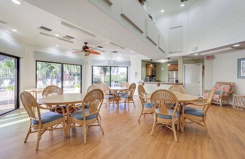 Englewood Condo | Key Retreat: Bay Views & Private Beach Access